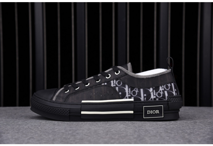 B23 Oblique Sneaker