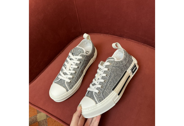 B23 Oblique Sneaker