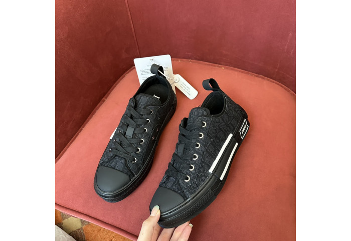 B23 Oblique Sneaker
