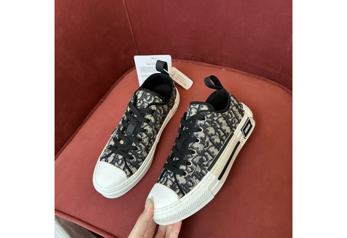 B23 Oblique Sneaker