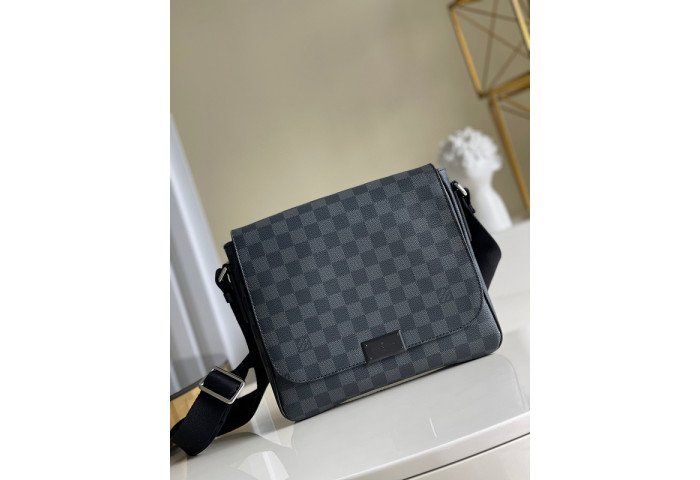 L1VV DISTRICT PM MESSENGER BAG-26 x 20 x 7 cm
