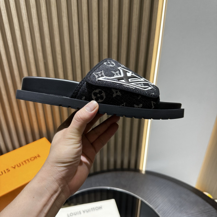L1VV SANDALS