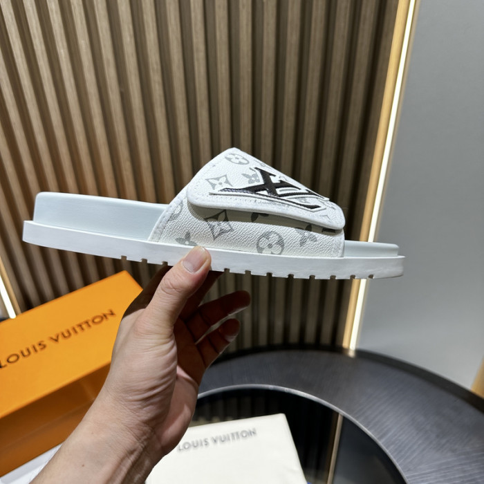 L1VV SANDALS