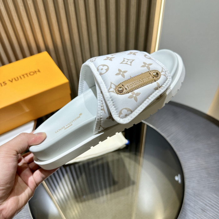 L1VV SANDALS