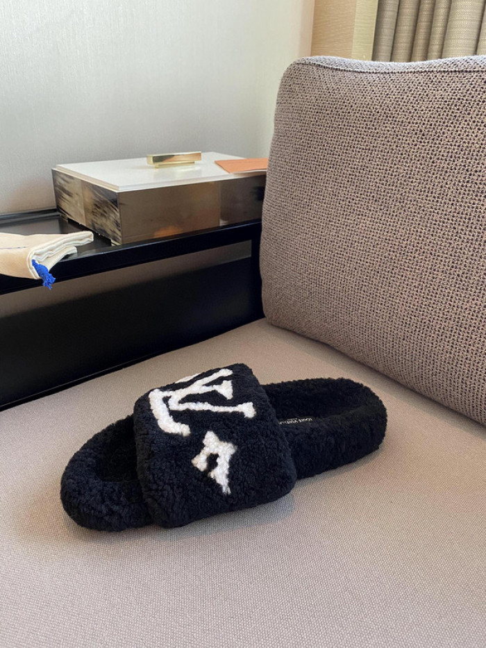 L1VV SANDALS