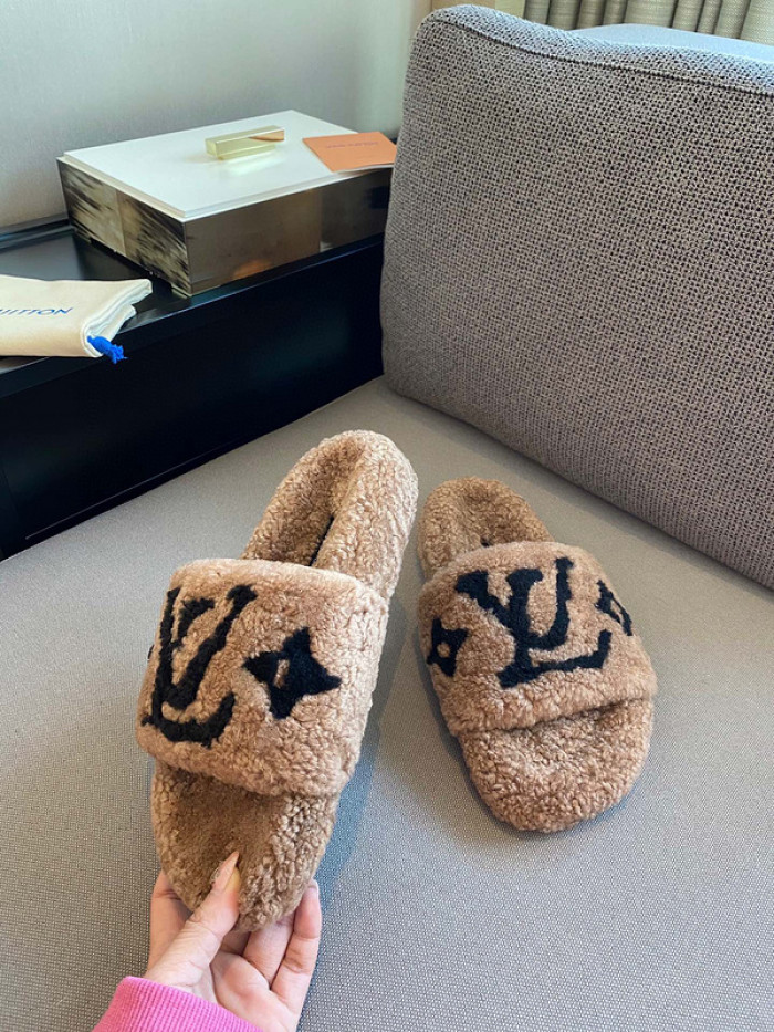 L1VV SANDALS